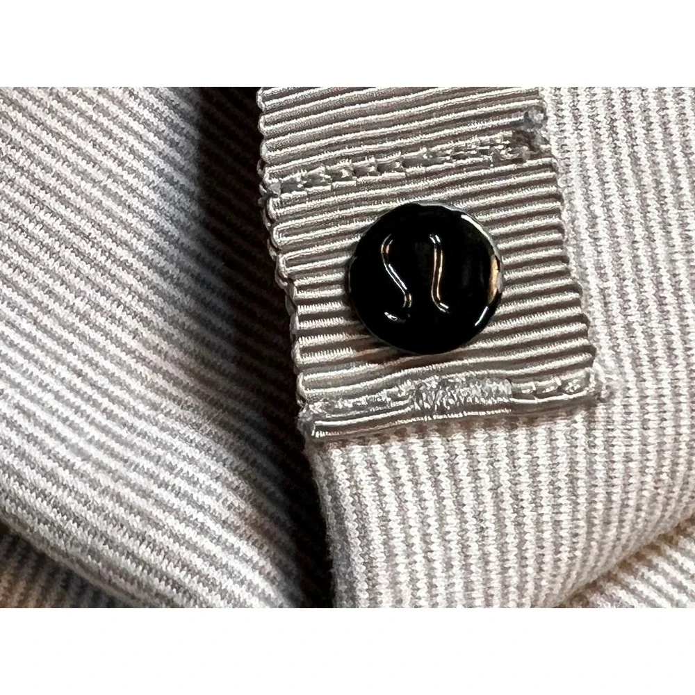 Lululemon Light Gray Studio Wrap Scarf Top Snap Button‎ Athletic Cover Up
